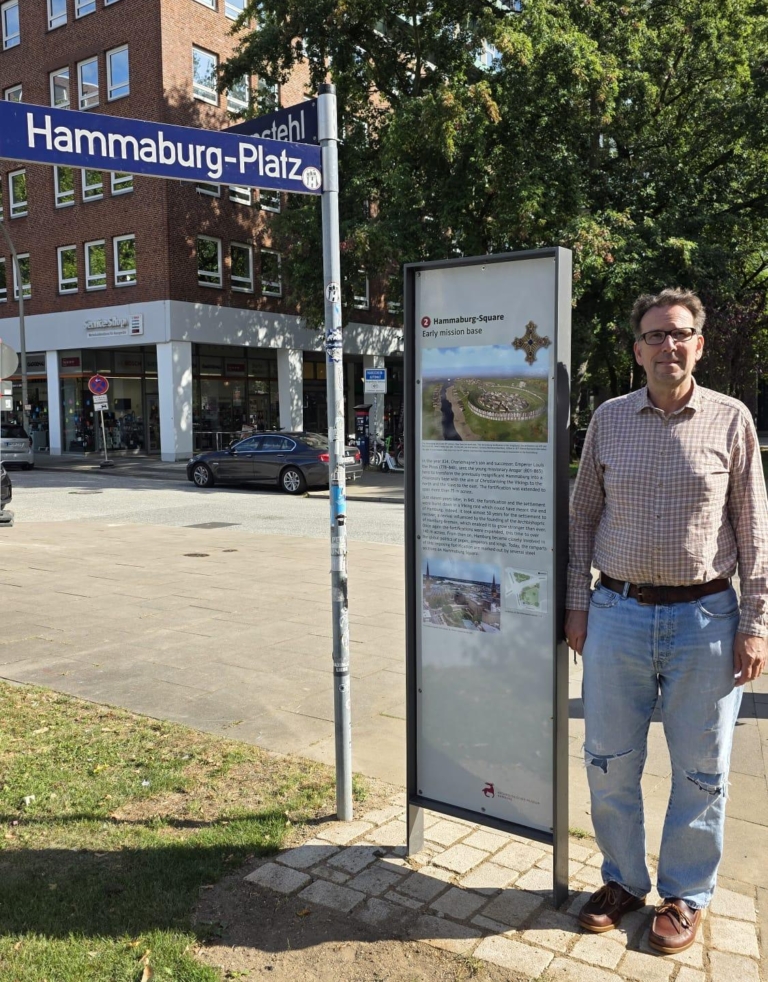hammaburg-platz-hamburg-bekommt-ein-neues-fenster-in-seine